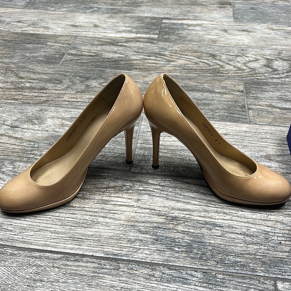 Beige round toe Stuart Weitzman heel in a size 38 (us8) - Picture 5 of 6